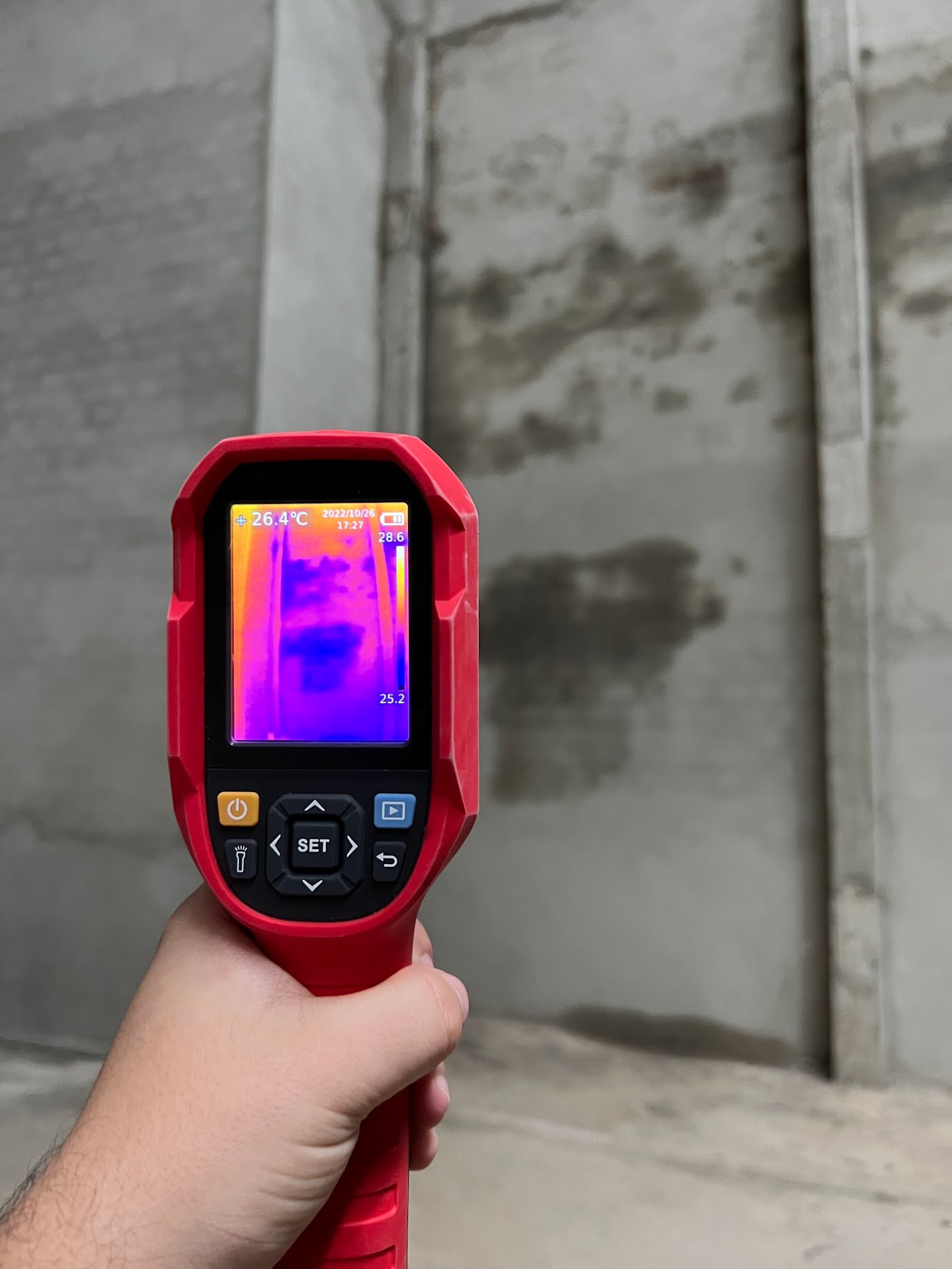 Câmera térmica registrando variações de temperatura na superfície de uma parede durante inspeção.